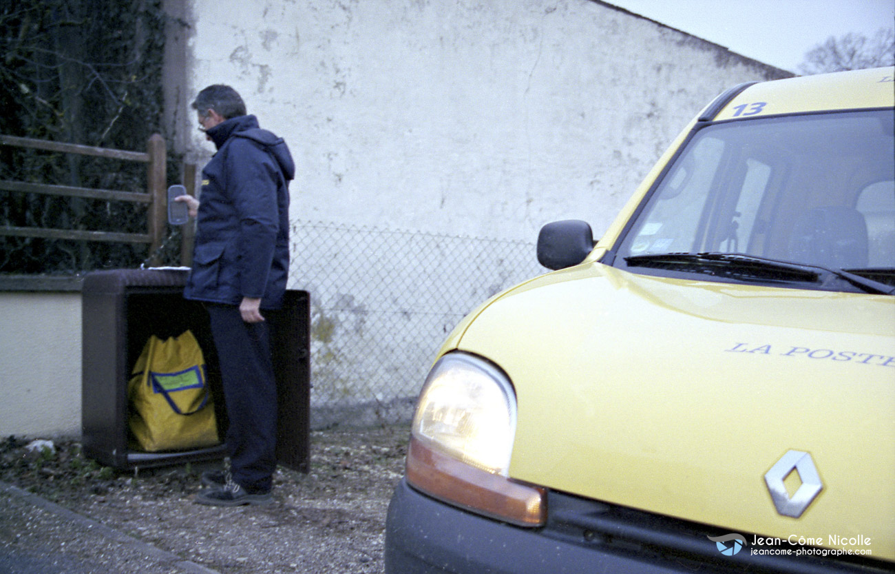 Reportage corporate et portraits en action pour la poste, distribution de courrier