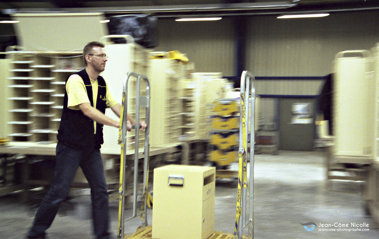 Reportage corporate et portraits en action pour la poste, distribution de courrier