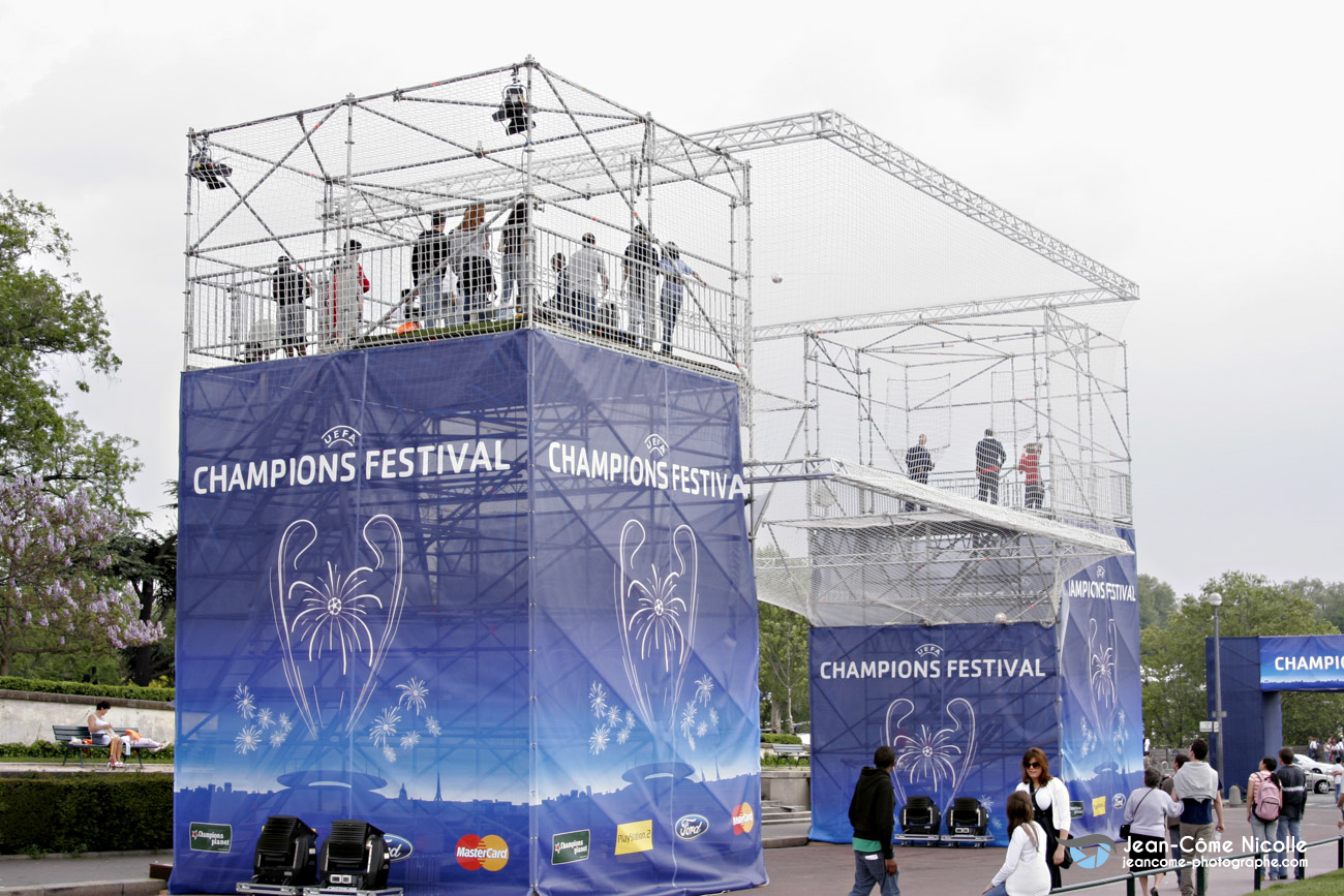 Reportage évènementiel à l'occasion de la finale de la coupe de l'UEFA pour le compte d'une filiale d'Adidas sur le Trocadéro avec la présence de Michel Blanc et de Boris Becker, Paris, IDF, France. 